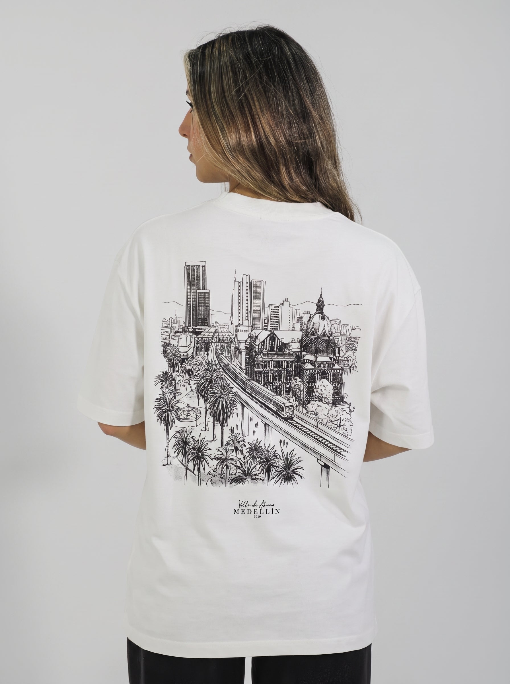 Camiseta Oversized MEDELLÍN - Marfil